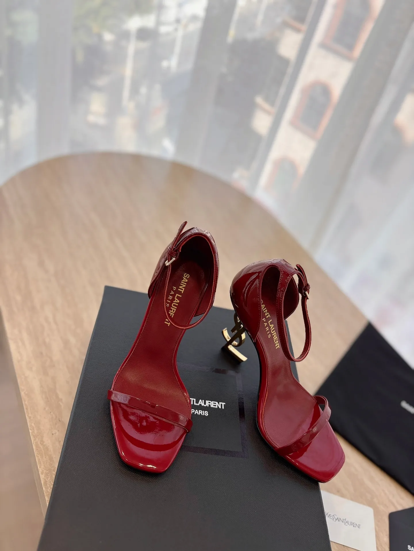 👟👟Ex-factory price 580👟👟 High version "SAINT LAUREN*" Saint Laurent YSL classic high-heeled shoes and sandals. Only YSL understands women's hearts best and does not accept refutation. It is a super invincible feminine artifact and a must-have for women (z-product full-body customization, own molded hardware accessories, perfect consistency). Compare the differences between pictures and products on the market ✔ Upper: Customized imported calf patent leather ✔Inner lining: imported 🐑 sheepskin ✔Sole: imported genuine leather outsole ✔Heel height: 10.5cm ✔Number of yards: 35-39 (40 can be customized and non-returnable) (Full set of packaging)